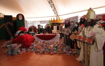 De manera simbólica, SECTURE entregó al SEDIF juguetes donados en la villa navideña