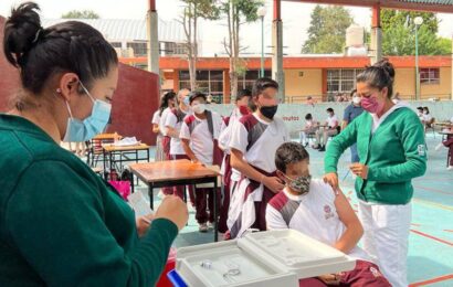 Autoridades supervisan vacunación contra covid-19 en escuelas