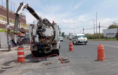 Labores de saneamiento de drenajes y pozos de visita llegan a Acuitlapilco