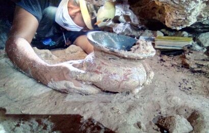 El INAH recupera una vasija maya completa de una cueva de Playa del Carmen, Quintana Roo