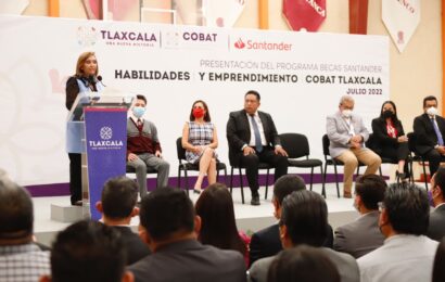 Lorena Cuéllar entregó becas Santander a comunidad del Cobat