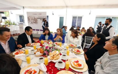 Festejó gobernadora Lorena Cuéllar al gremio periodístico de Tlaxcala
