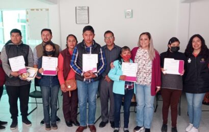 Entrega ITEA certificados de primaria y secundaria en plaza comunitaria de Tetla