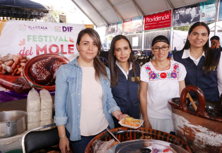 Deleitan paladares las cocineras tradicionales en el Festival del Mole