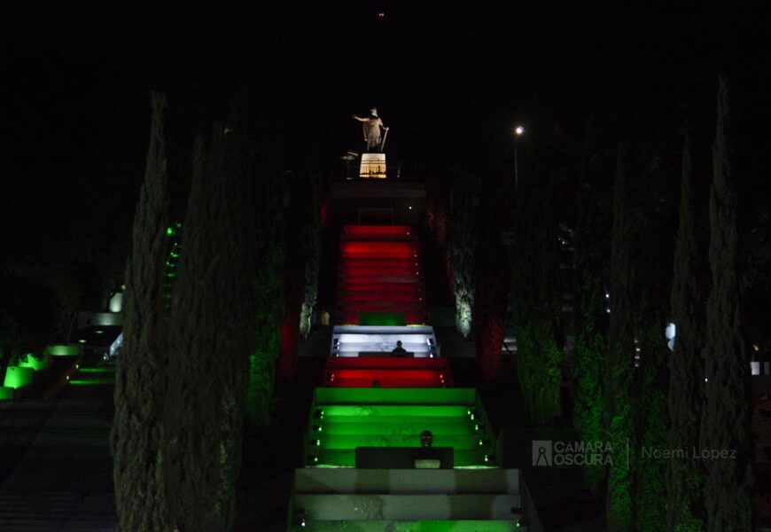 Iluminan escalinatas en homenaje al Día del Maestro en Tlaxcala