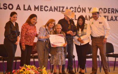 Entrega gobernadora apoyos al sector agropecuario en Tlaxcala