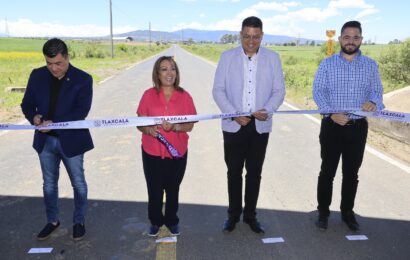Entregan autoridades estatales rehabilitación de una carretera en Calpulalpan
