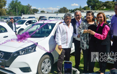 Gobernadora de Tlaxcala entrega vehículos a trabajadores de la educación