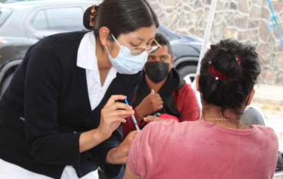 Mantiene Sector Salud vacunación gratuita contra influenza y COVID-19 en Tlaxcala